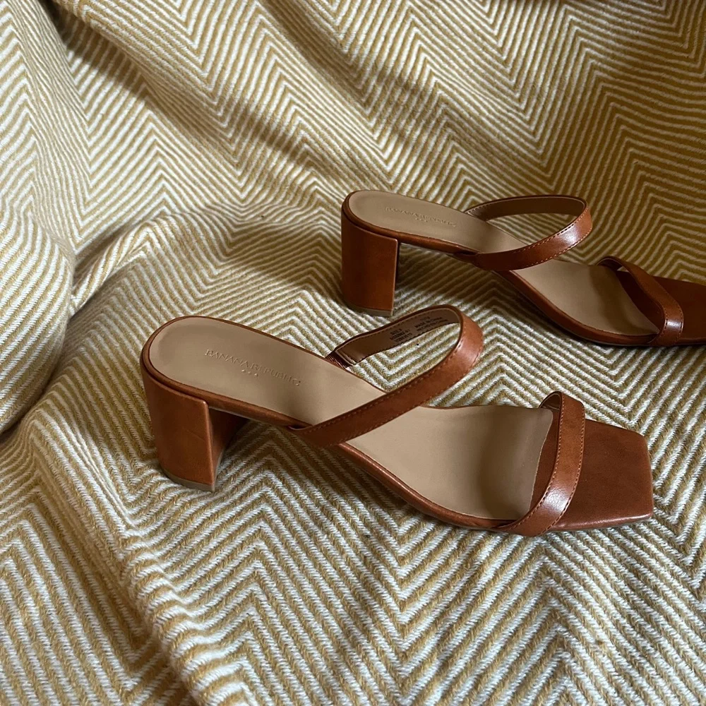 Banana Republic square toe heels NWOT Size 8 - Picture 2 of 2